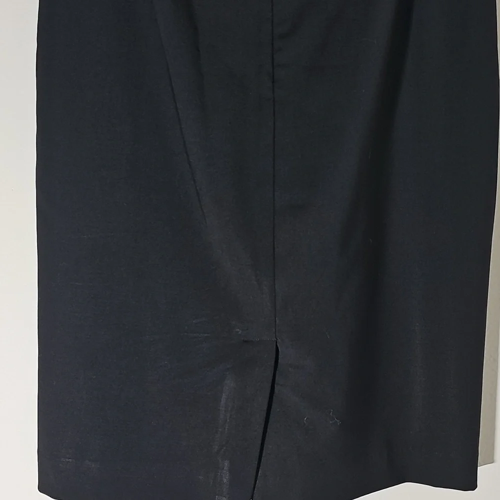 Talbots Black Pencil Skirt. Size 8. Rear Zipper. 87% Wool‎ 9%nylon 4% Spandex